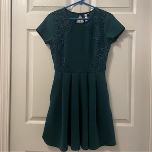 Green women’s dress. Size small. Lace details with keyhole back.